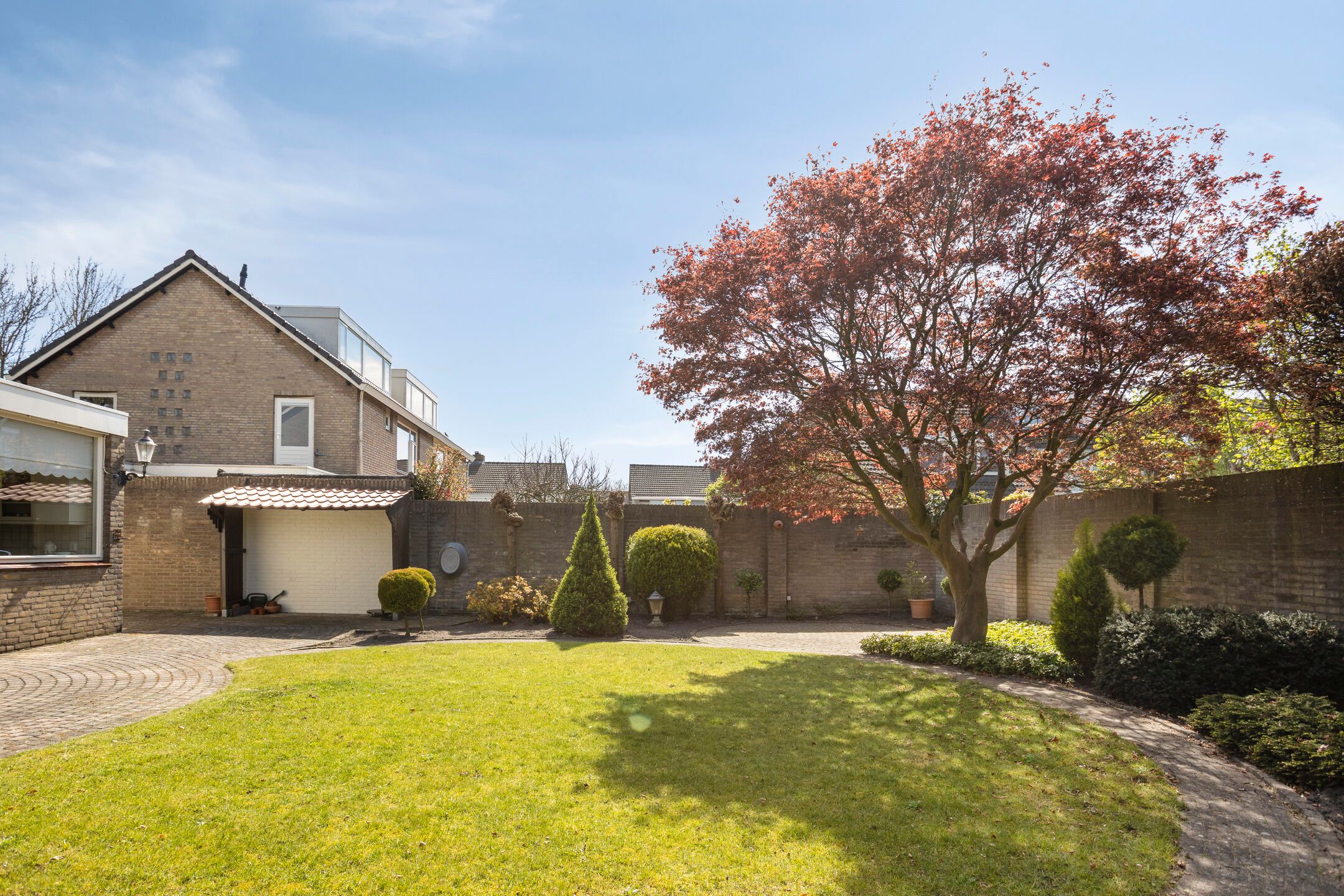Spacious Semi-Detached House with Sauna, Four Bedrooms and Sunny West-Facing Garden — 42