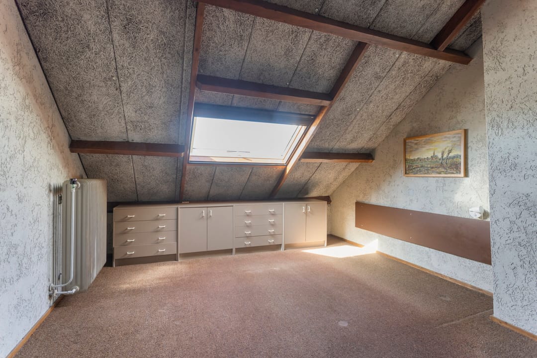 Spacious Semi-Detached House with Sauna, Four Bedrooms and Sunny West-Facing Garden — 38