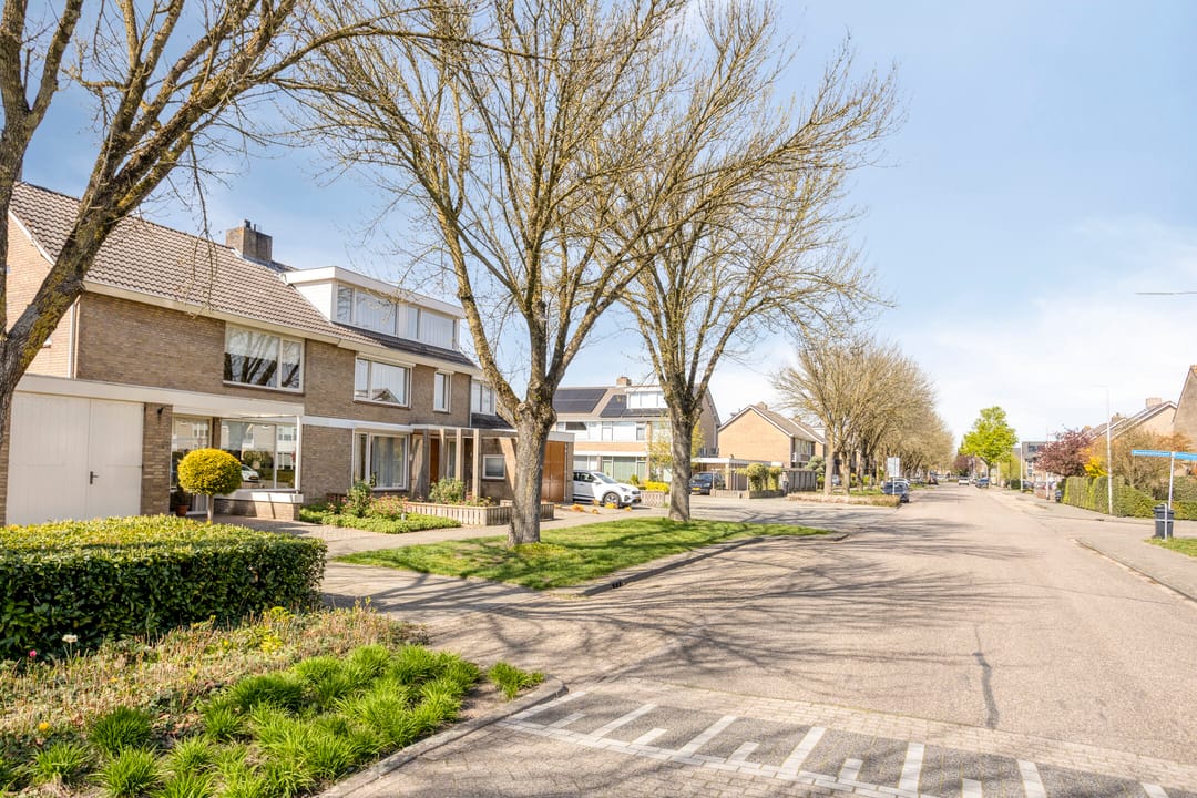 Spacious Semi-Detached House with Sauna, Four Bedrooms and Sunny West-Facing Garden — 47