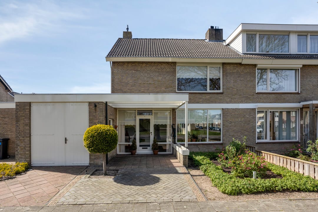 Spacious Semi-Detached House with Sauna, Four Bedrooms and Sunny West-Facing Garden — 46
