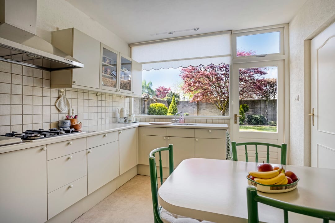 Spacious Semi-Detached House with Sauna, Four Bedrooms and Sunny West-Facing Garden — 17