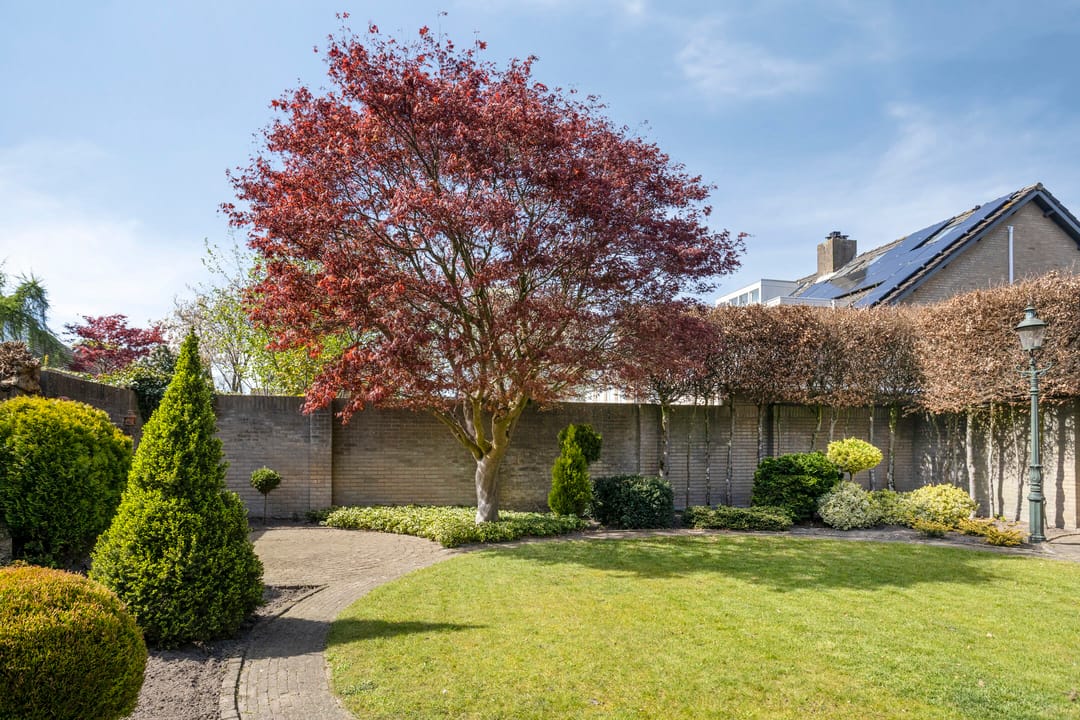 Spacious Semi-Detached House with Sauna, Four Bedrooms and Sunny West-Facing Garden — 41