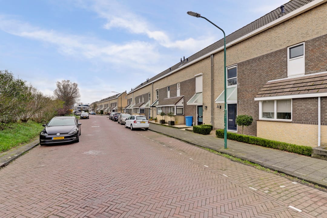 Spacious Energy-Efficient Family Home with Four Bedrooms and Sunny Southeast Garden — 41