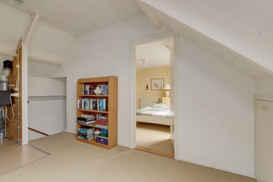 Spacious Energy-Efficient Family Home with Four Bedrooms and Sunny Southeast Garden — 31