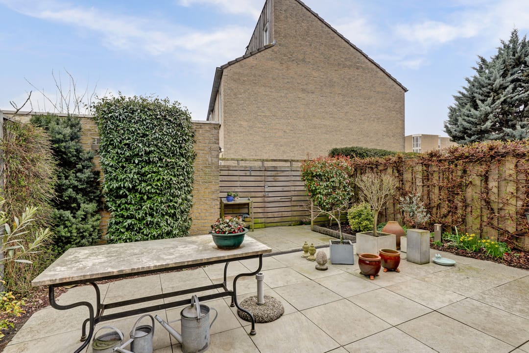 Spacious Energy-Efficient Family Home with Four Bedrooms and Sunny Southeast Garden — 38