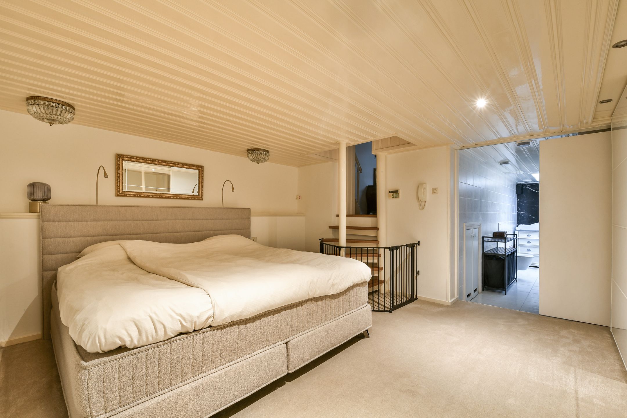 Photo 18 of Muiderstraat 8-H