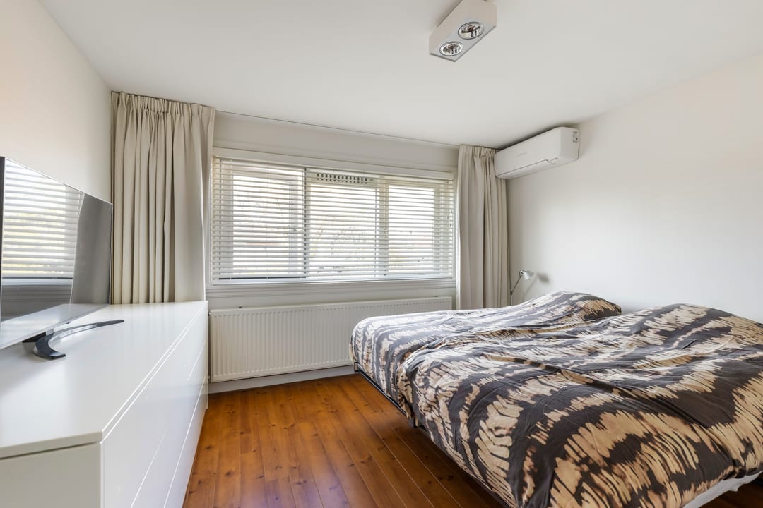 Characterful 1930s semi-detached home with sunny garden and private driveway in Woerden — 22