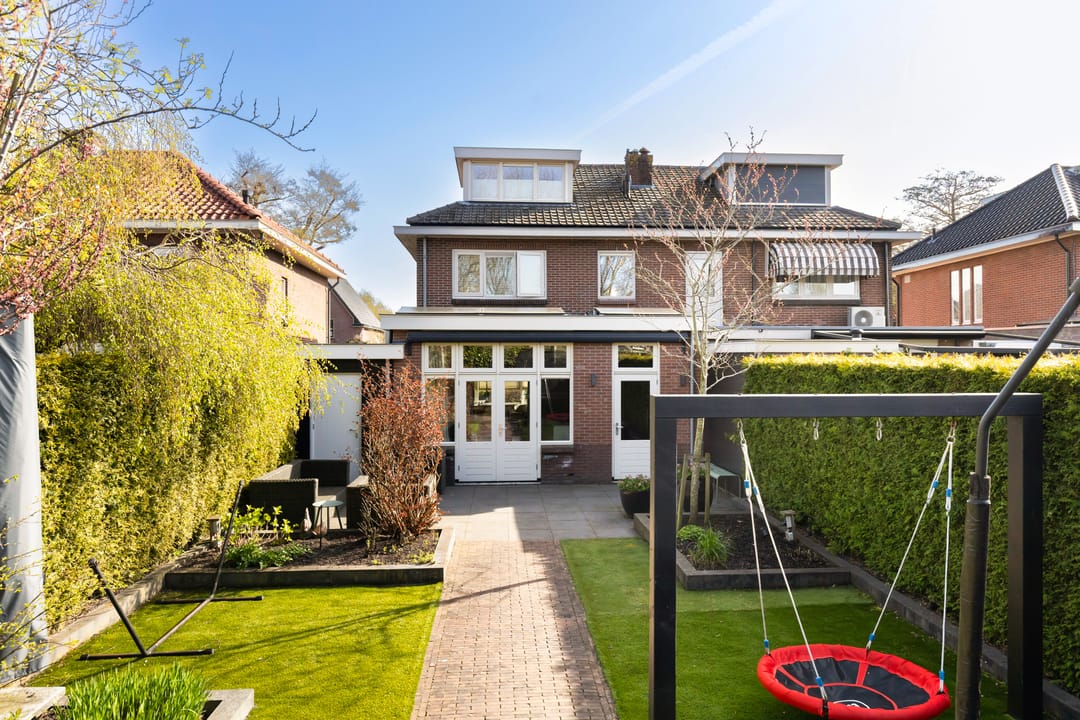 Characterful 1930s semi-detached home with sunny garden and private driveway in Woerden — 17