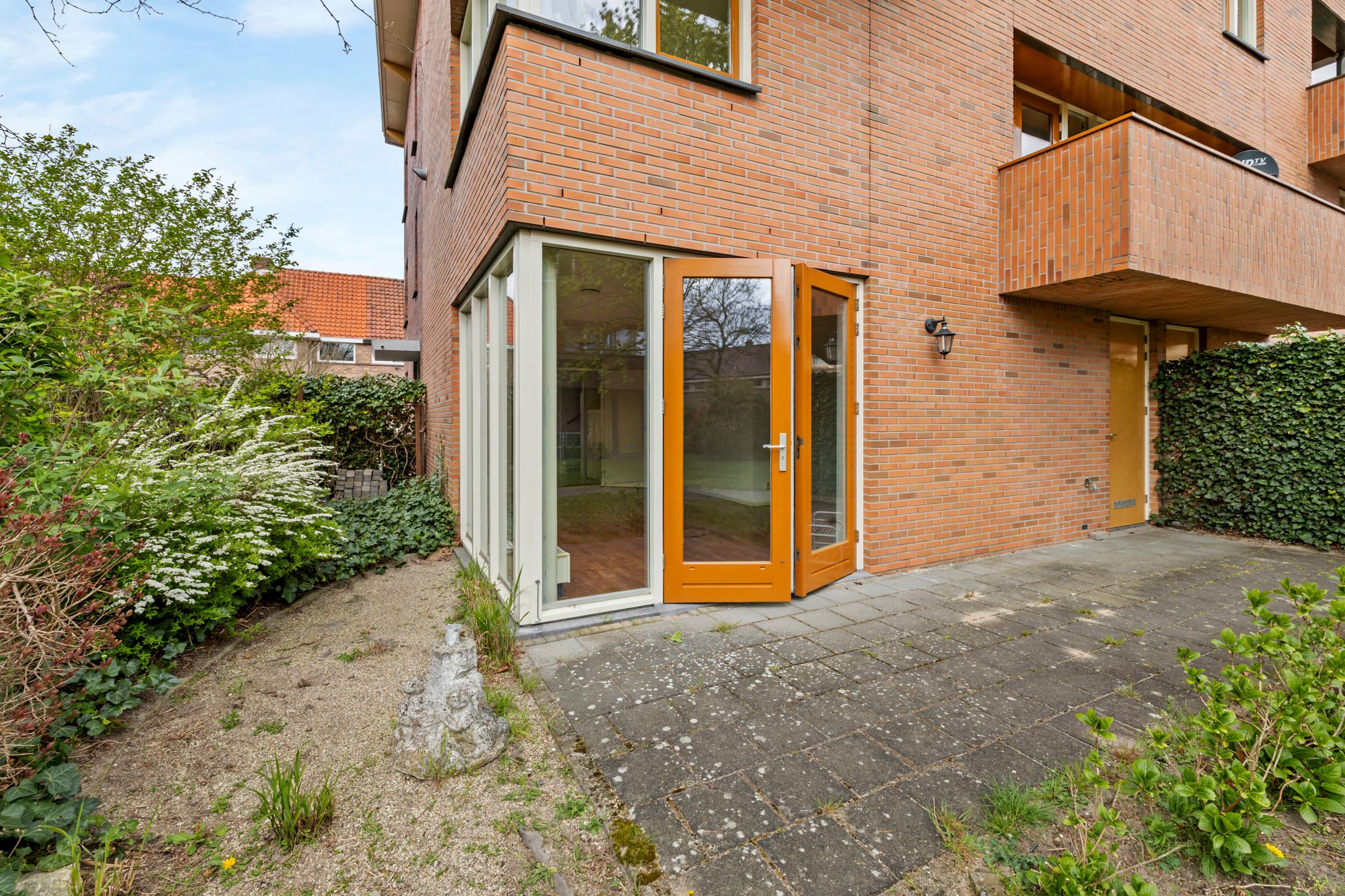 Spacious 2-level apartment with private parking and sunny terrace in Hilversum — 21