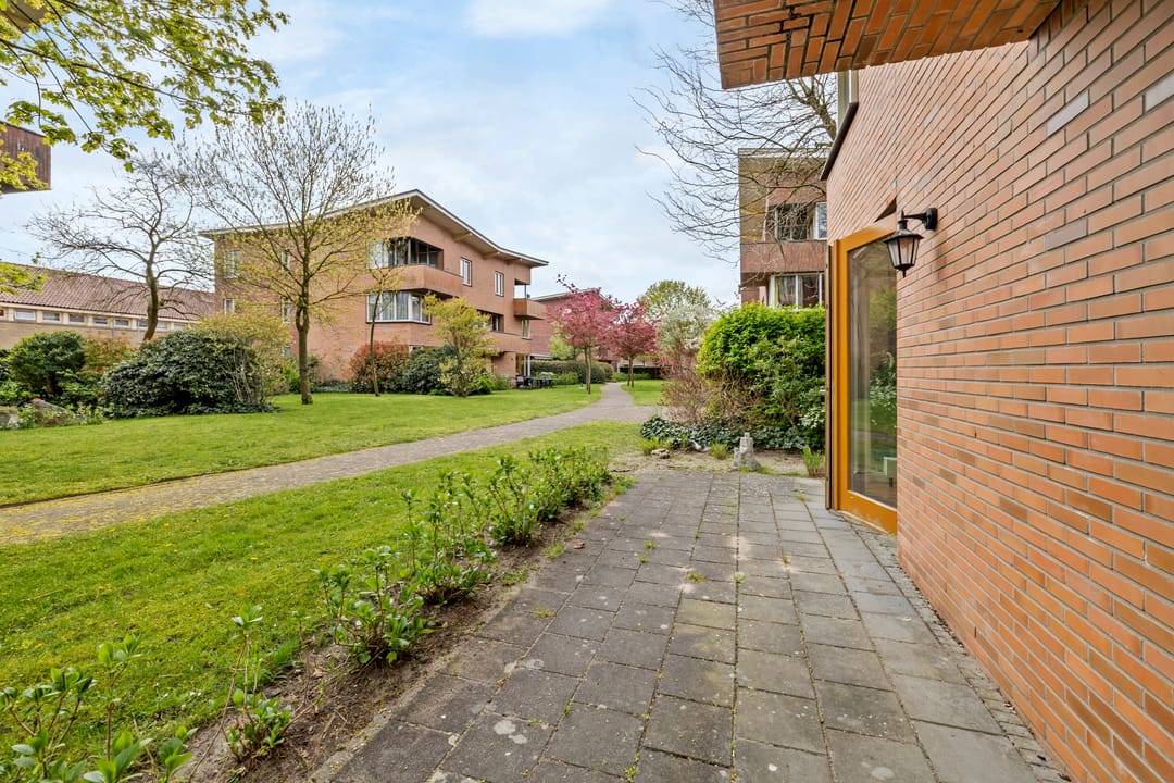 Spacious 2-level apartment with private parking and sunny terrace in Hilversum — 22