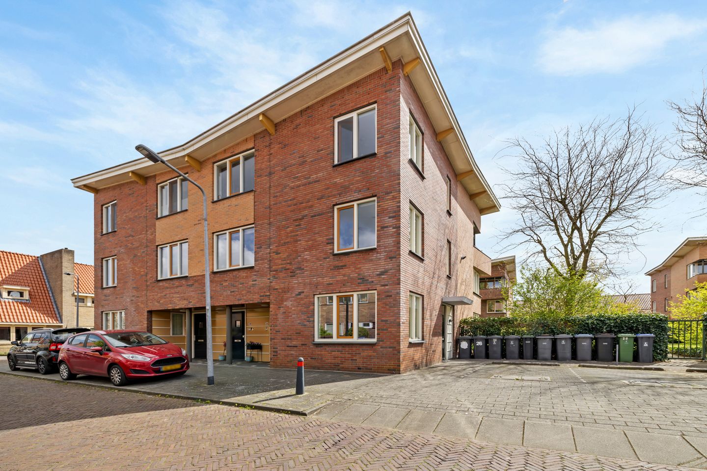 Spacious 2-level apartment with private parking and sunny terrace in Hilversum — 25