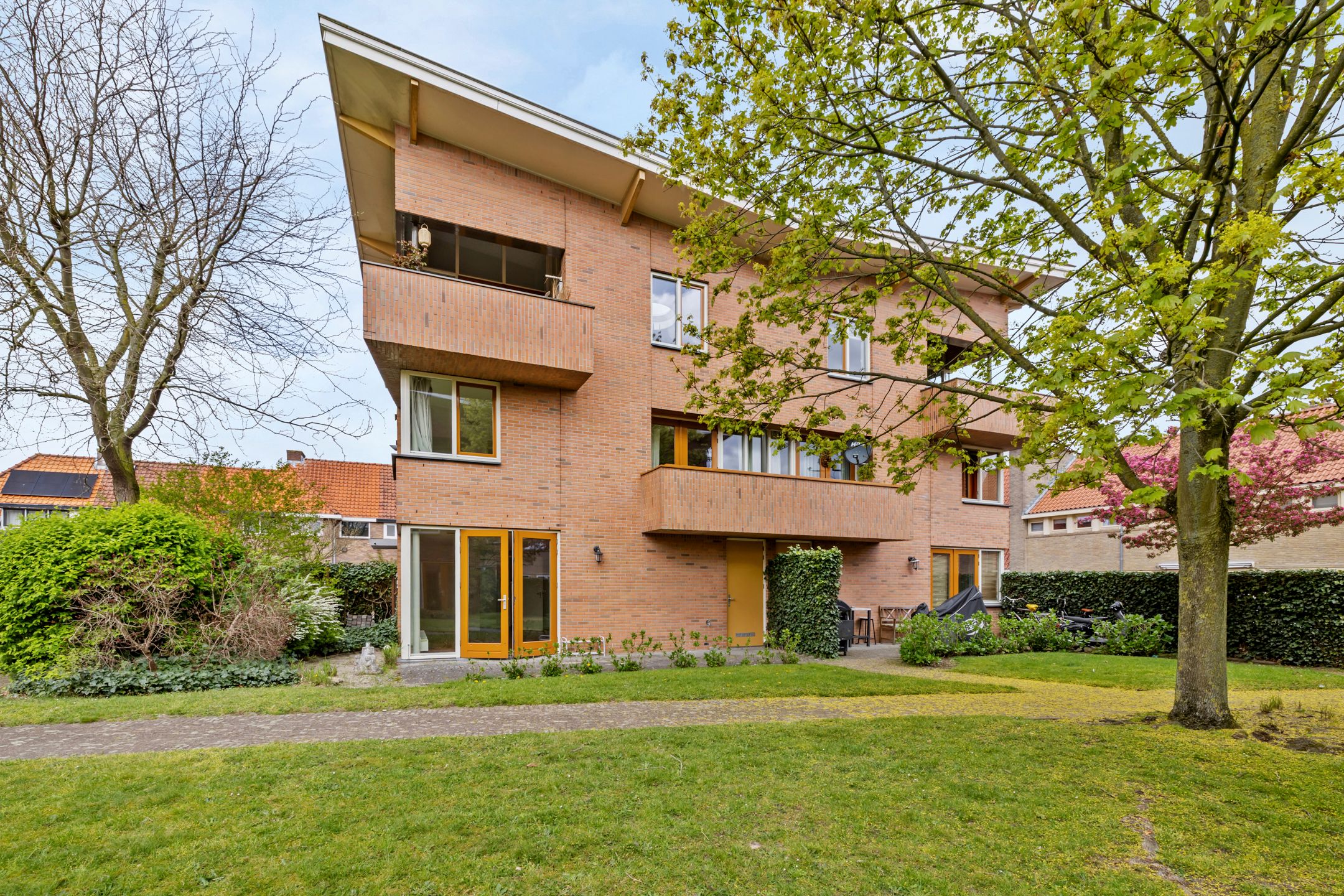 Spacious 2-level apartment with private parking and sunny terrace in Hilversum — 24