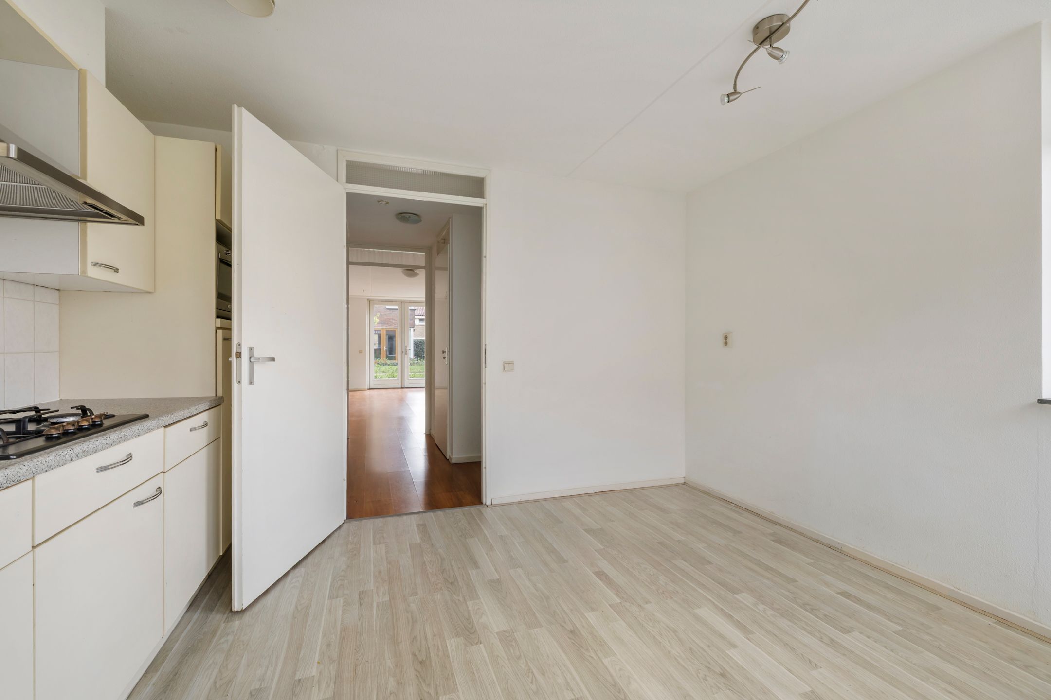 Spacious 2-level apartment with private parking and sunny terrace in Hilversum — 12