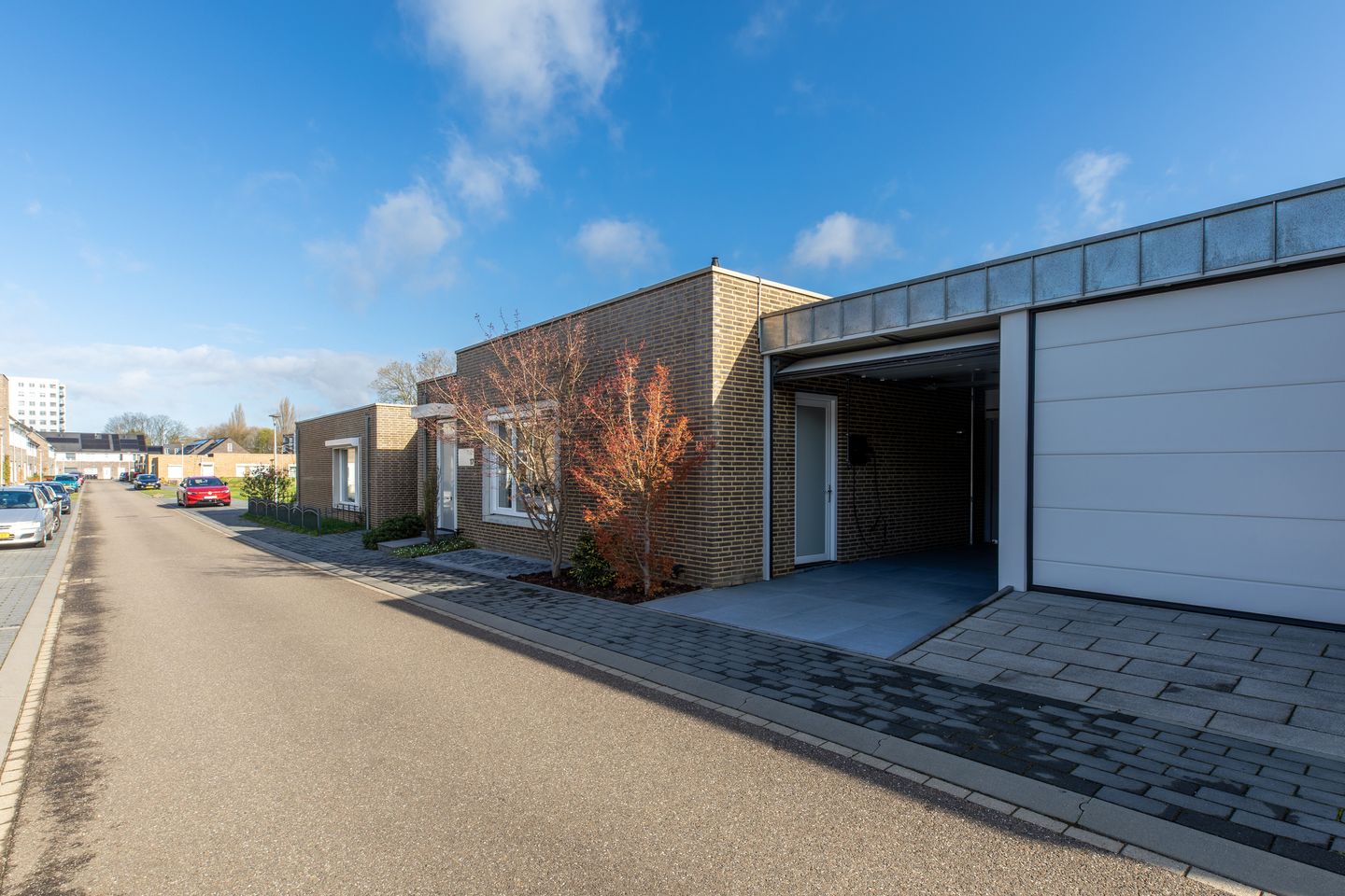 Modern Bungalow with Carport and Private Patio in Vossepark — 19