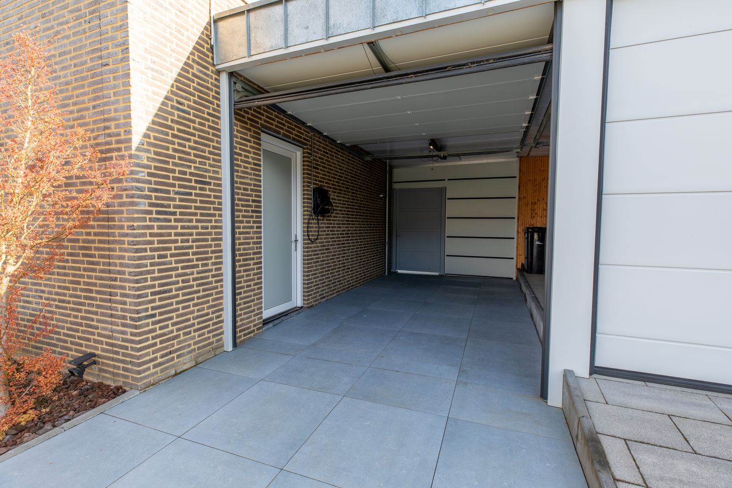 Modern Bungalow with Carport and Private Patio in Vossepark — 20
