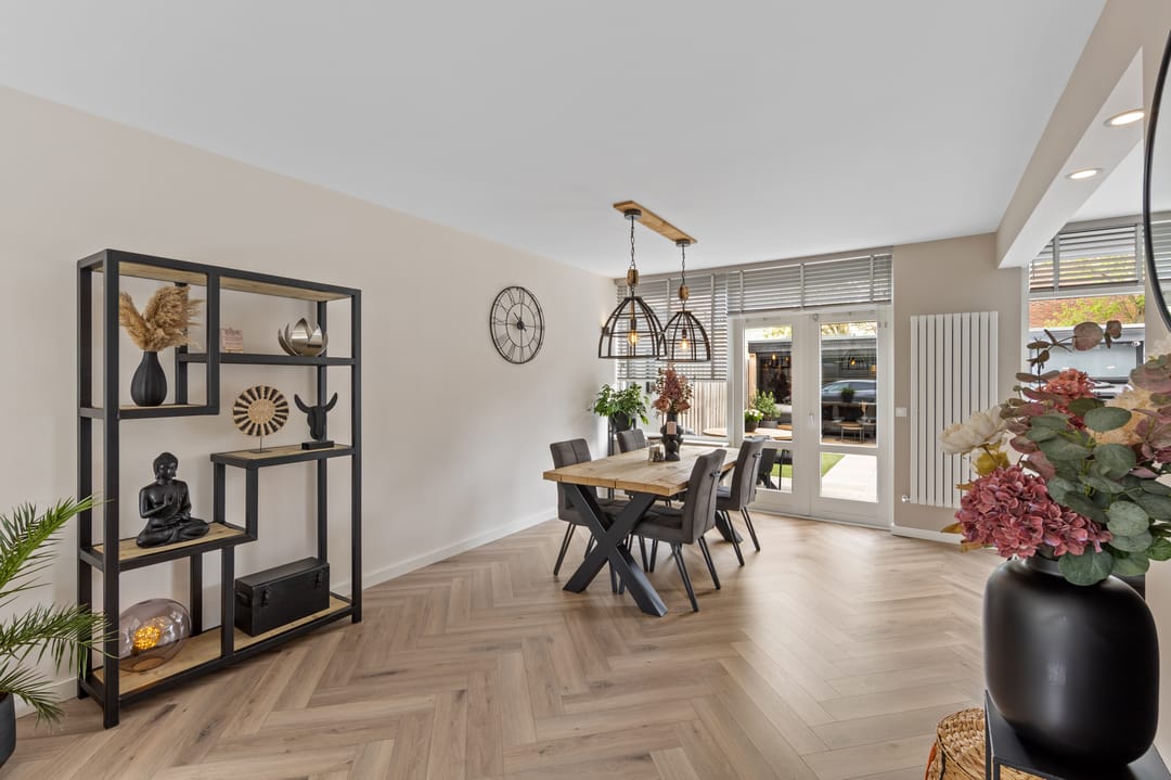 Luxury Fully Renovated Terraced Home with Sunny Garden and Canopy — 11