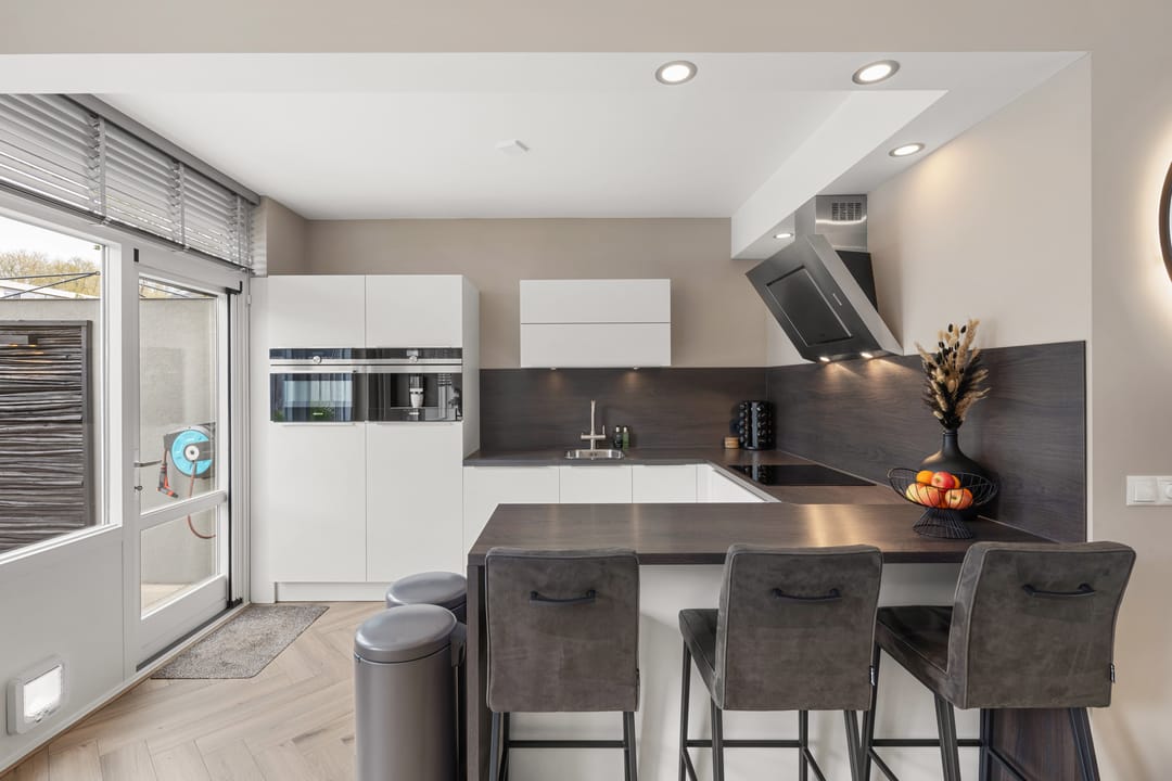 Luxury Fully Renovated Terraced Home with Sunny Garden and Canopy — 16
