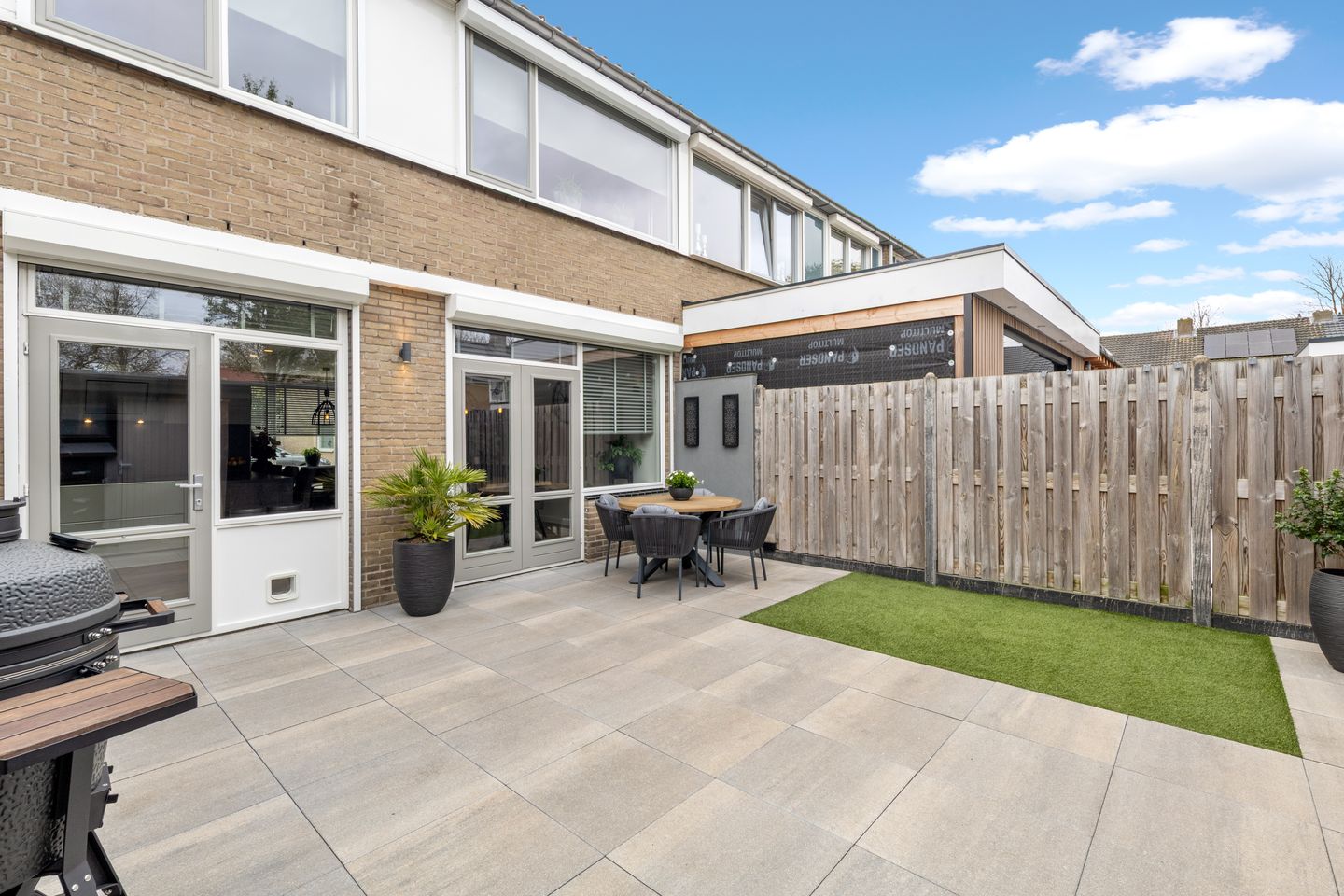 Luxury Fully Renovated Terraced Home with Sunny Garden and Canopy — 40