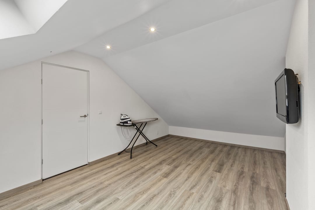 Luxury Fully Renovated Terraced Home with Sunny Garden and Canopy — 32
