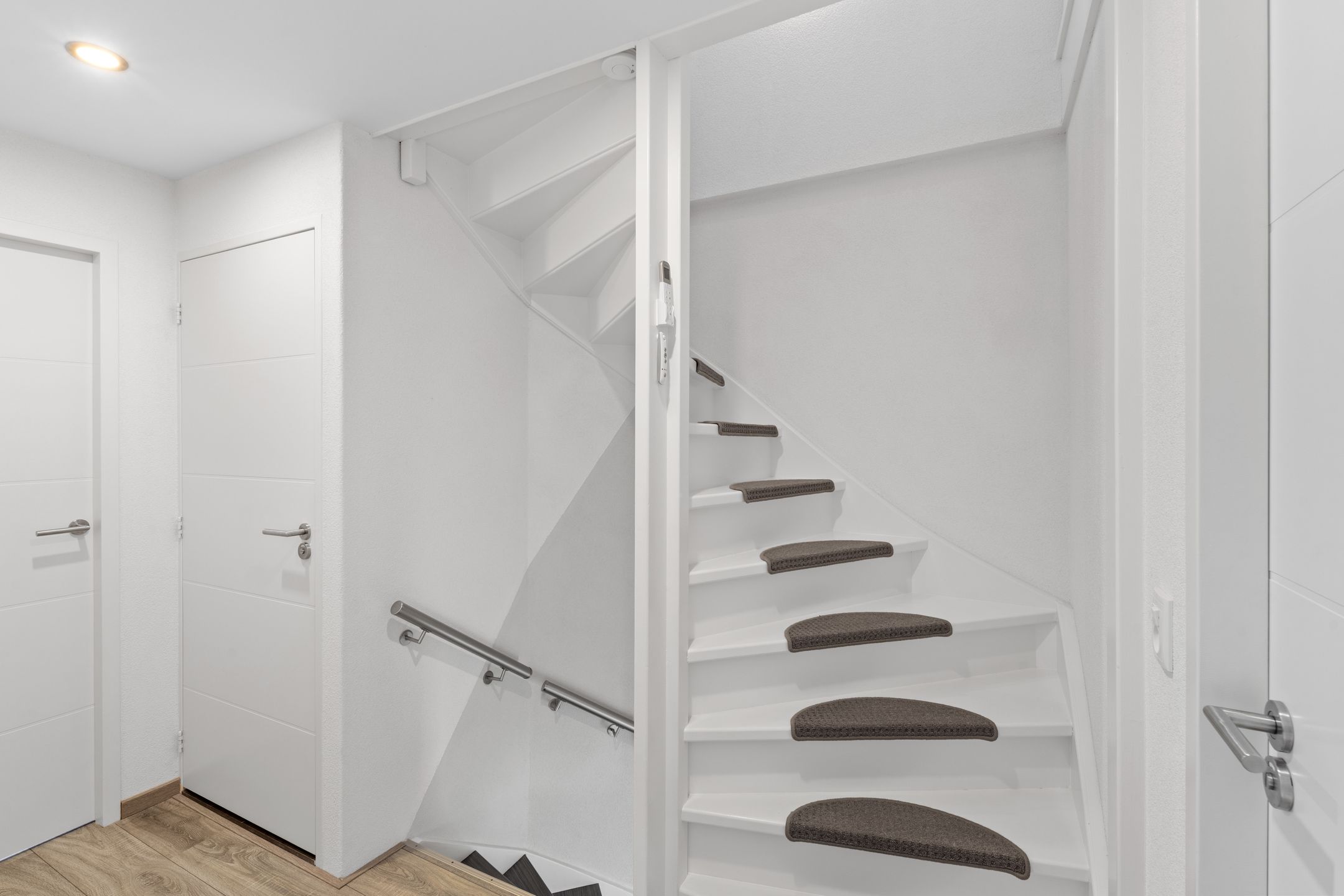Luxury Fully Renovated Terraced Home with Sunny Garden and Canopy — 30