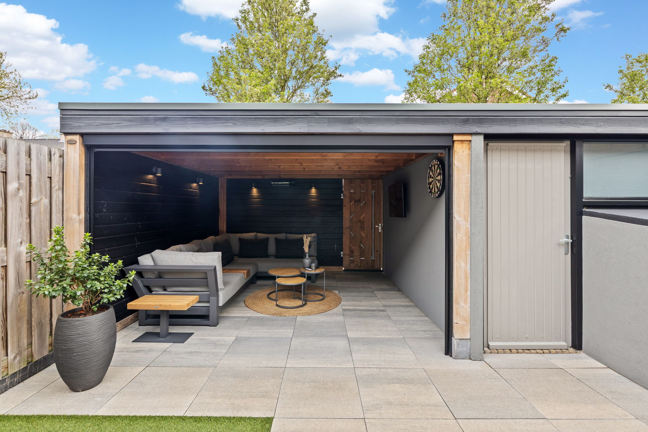Luxury Fully Renovated Terraced Home with Sunny Garden and Canopy — 36