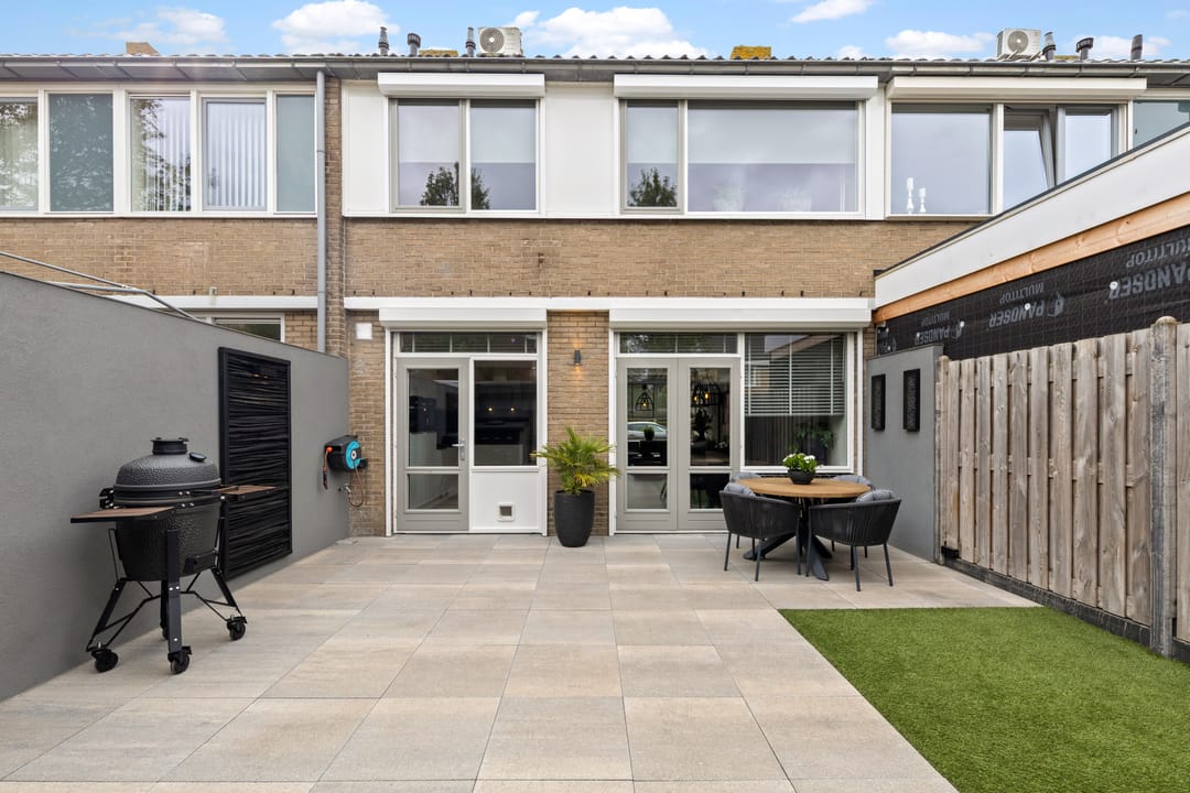Luxury Fully Renovated Terraced Home with Sunny Garden and Canopy — 43