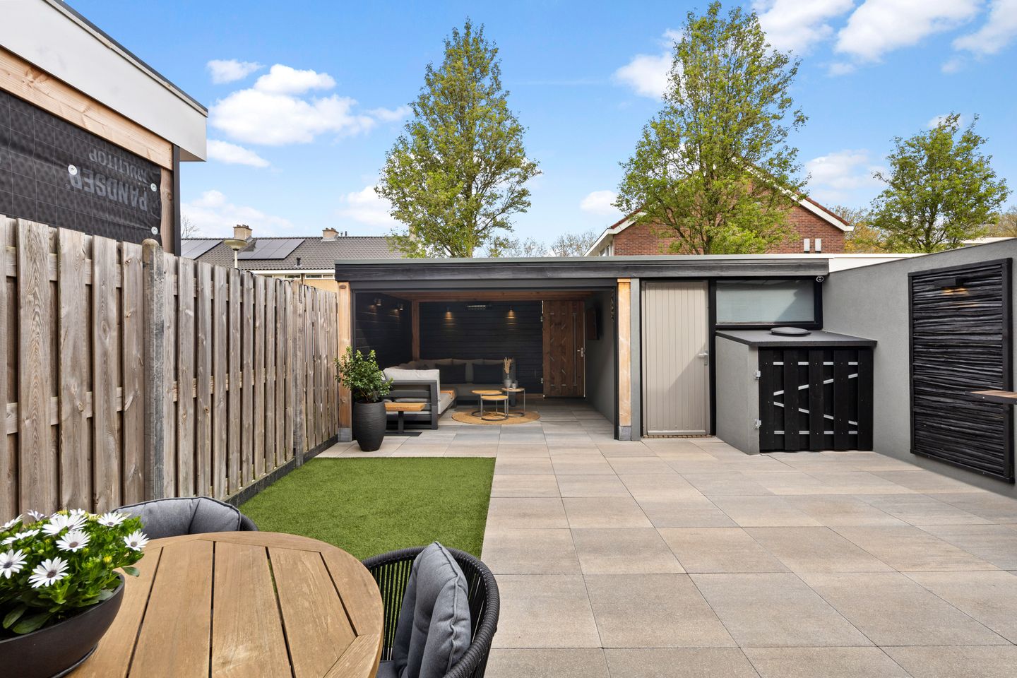 Luxury Fully Renovated Terraced Home with Sunny Garden and Canopy — 44