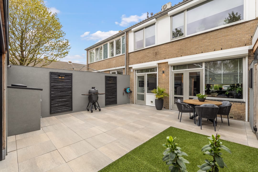 Luxury Fully Renovated Terraced Home with Sunny Garden and Canopy — 41