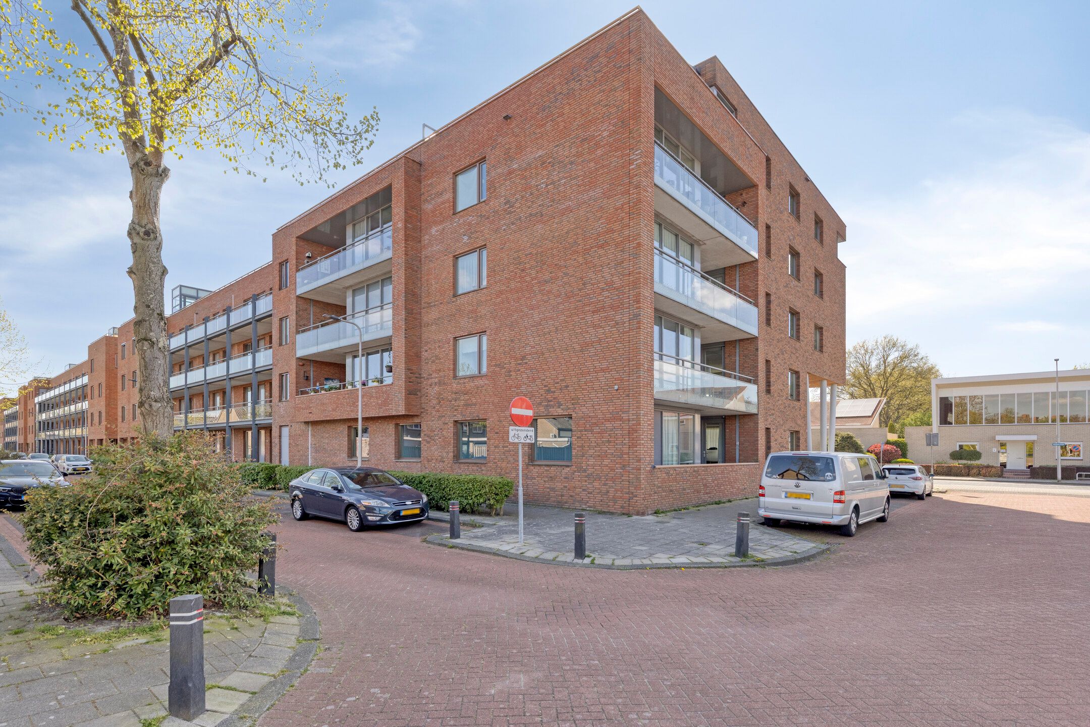 Spacious corner apartment with west-facing balcony and private parking in Hoogwerf-Zuid — 35