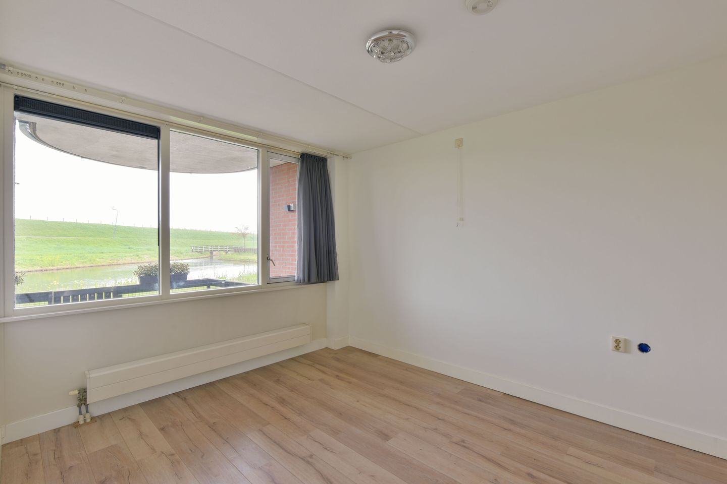 Ground floor apartment with terrace and dike views near Markermeer — 10
