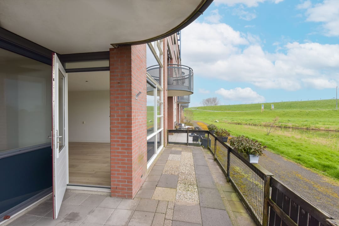 Ground floor apartment with terrace and dike views near Markermeer — 17