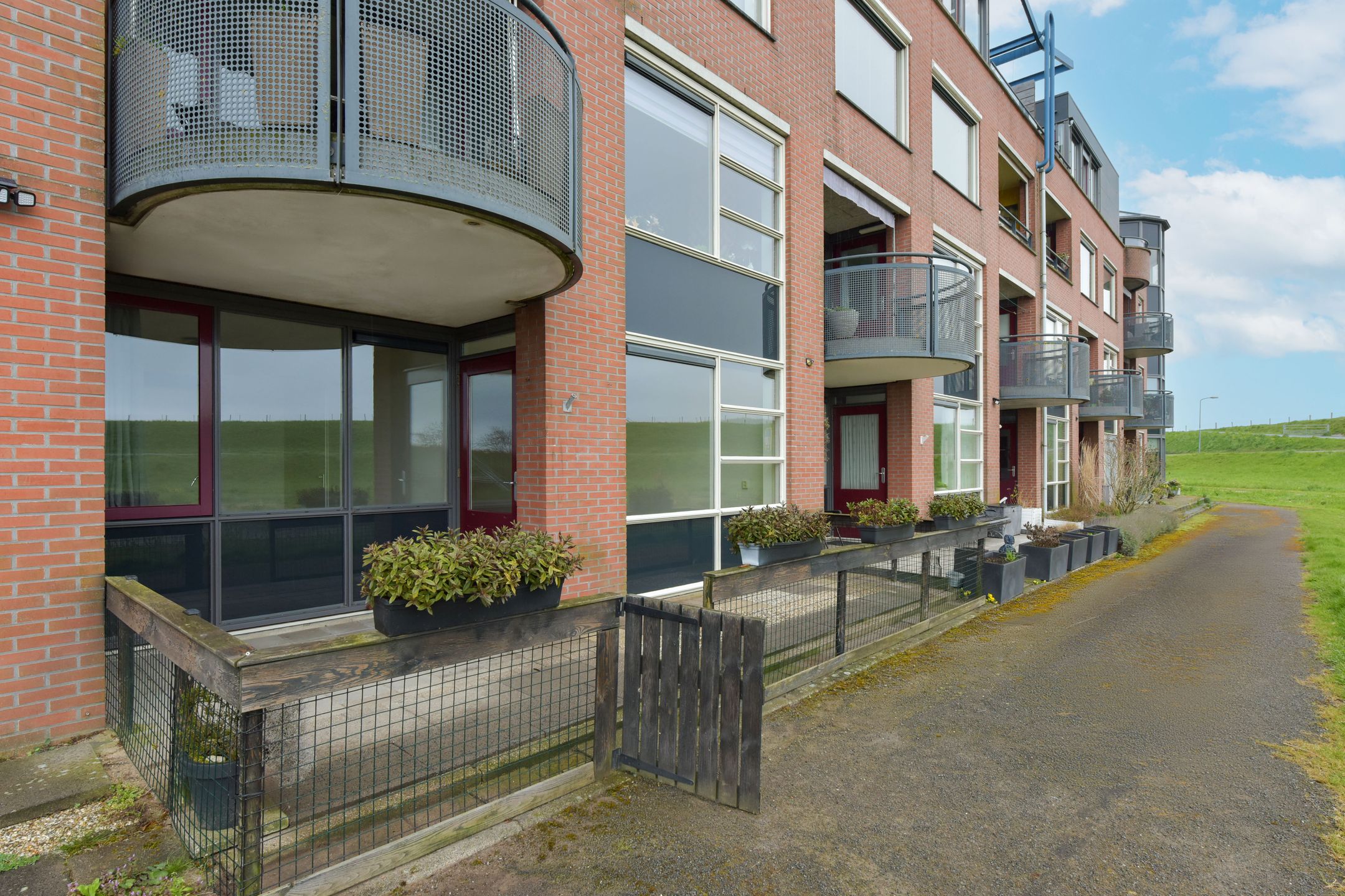 Ground floor apartment with terrace and dike views near Markermeer — 18