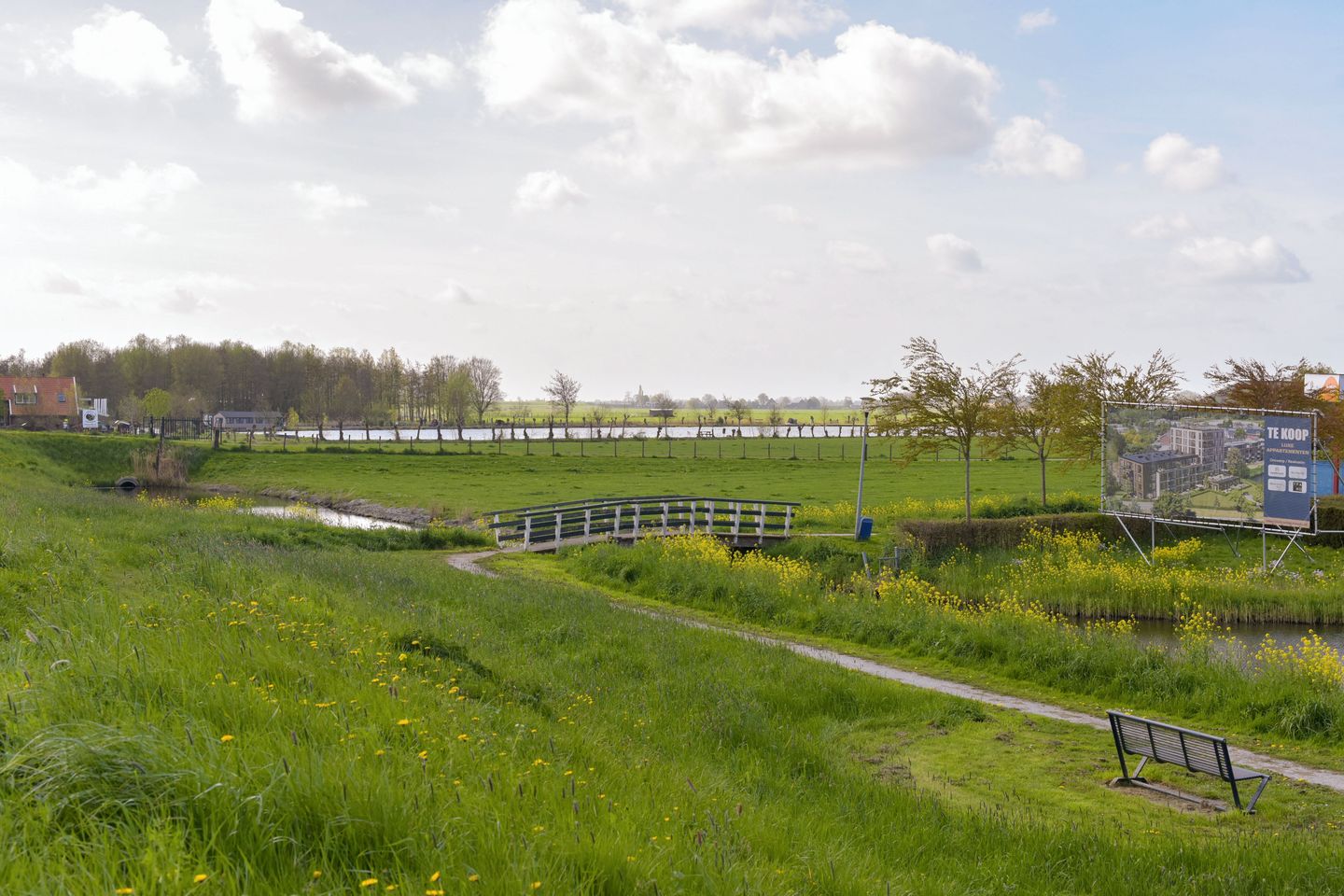Ground floor apartment with terrace and dike views near Markermeer — 25