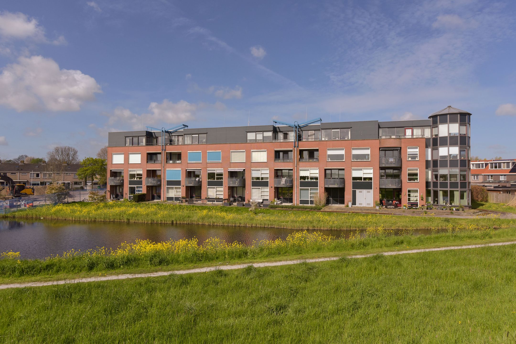 Ground floor apartment with terrace and dike views near Markermeer — 30