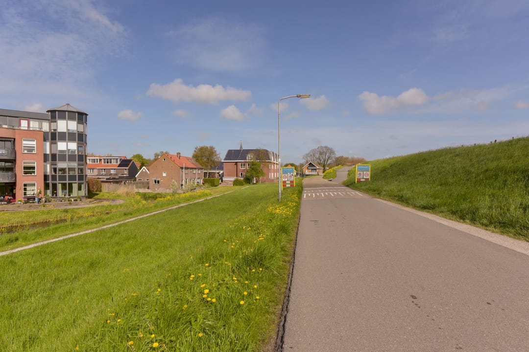 Ground floor apartment with terrace and dike views near Markermeer — 28