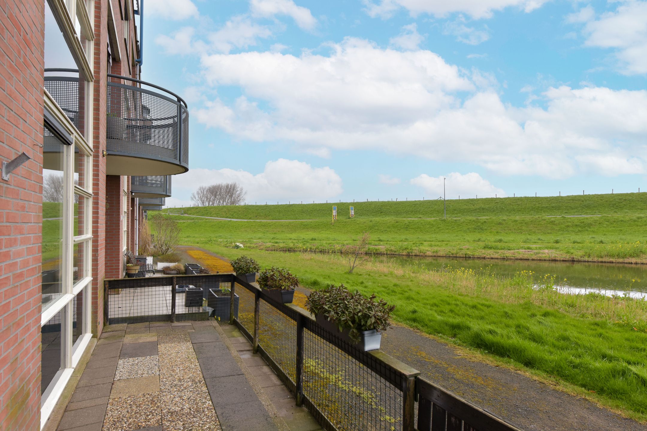 Ground floor apartment with terrace and dike views near Markermeer — 21