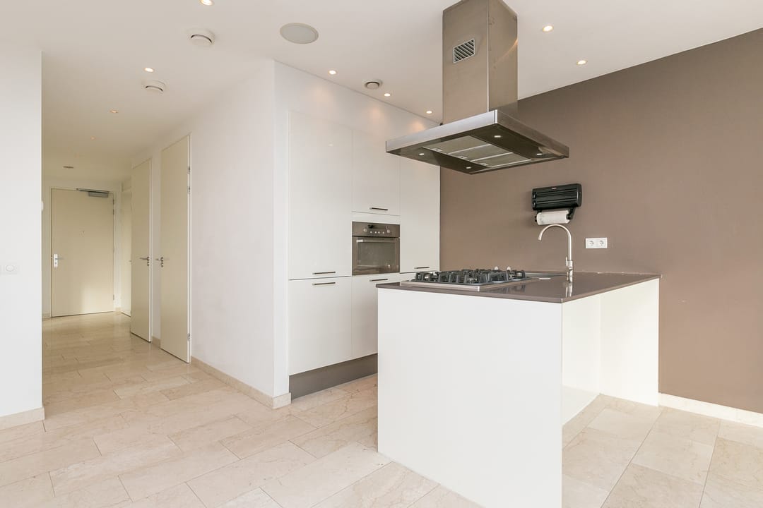 Exclusive 21st Floor Apartment with Panoramic Views in Zaandam — 17