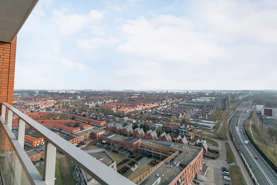 Exclusive 21st Floor Apartment with Panoramic Views in Zaandam — 26