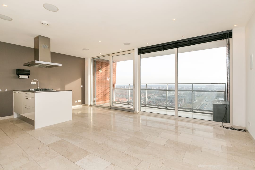 Exclusive 21st Floor Apartment with Panoramic Views in Zaandam — 13