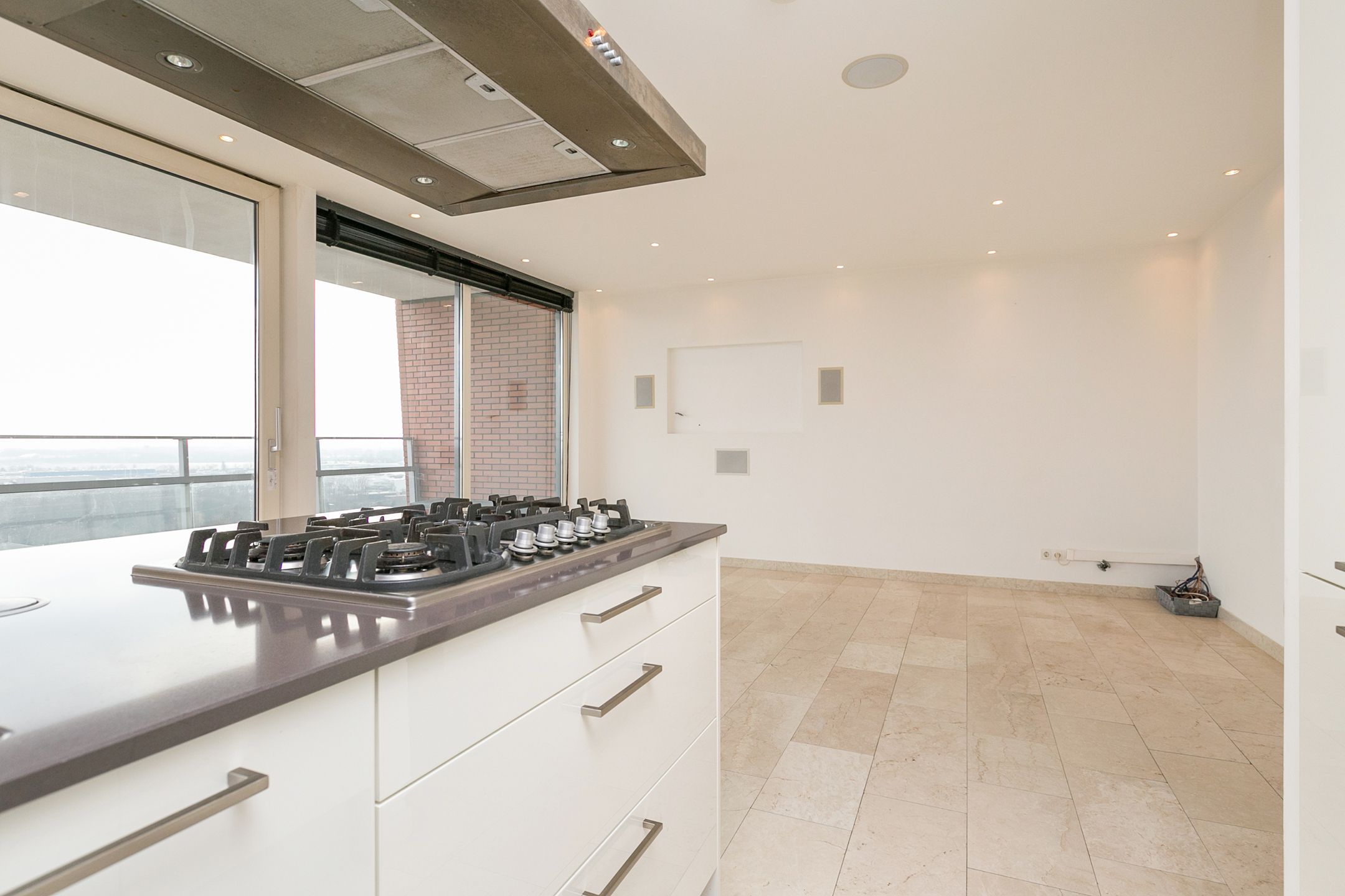 Exclusive 21st Floor Apartment with Panoramic Views in Zaandam — 18