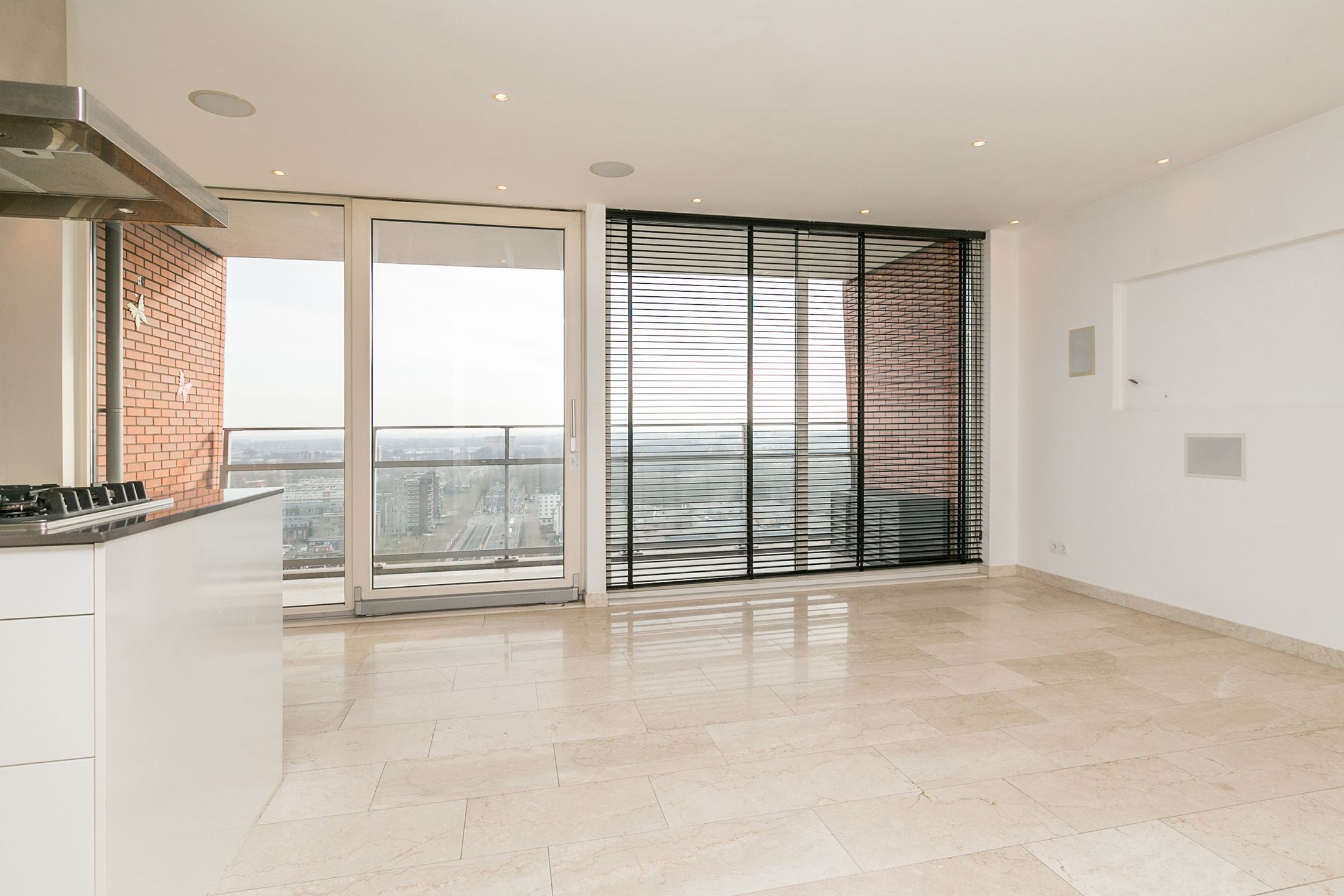Exclusive 21st Floor Apartment with Panoramic Views in Zaandam — 12