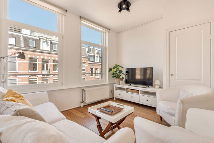 Photo 4 of Balthasar Floriszstraat 12-3