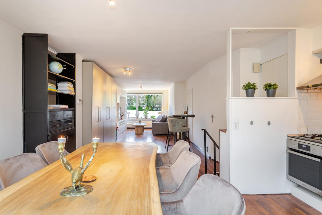 Ground floor apartment with deep garden in popular 1930s neighborhood — 17