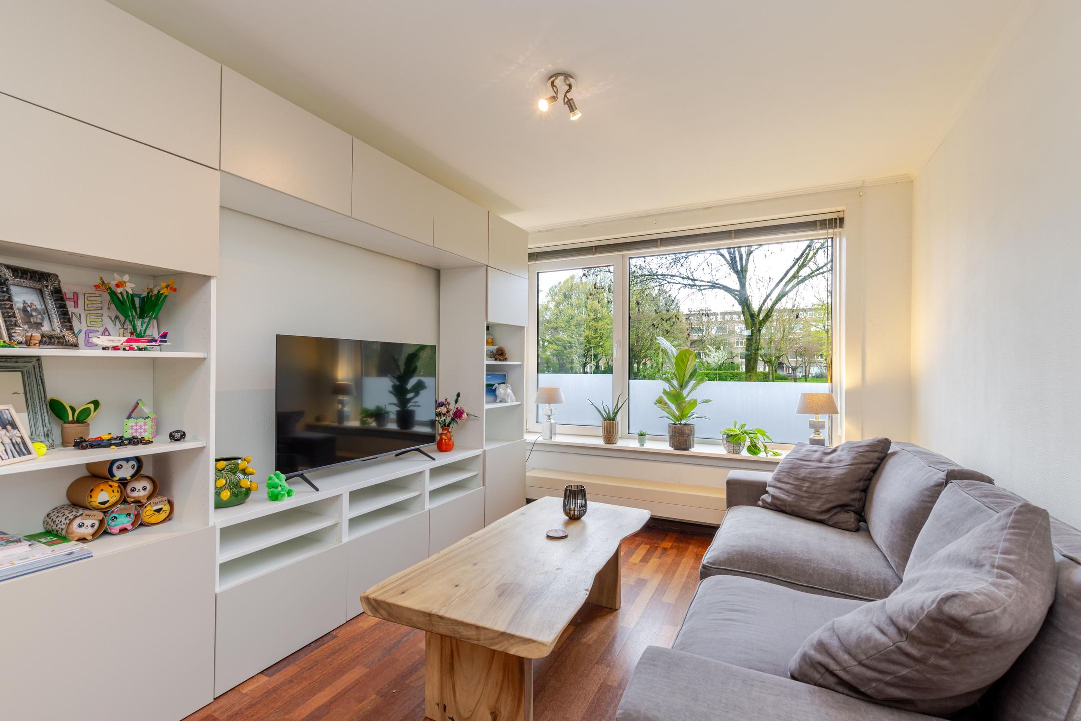 Ground floor apartment with deep garden in popular 1930s neighborhood — 21