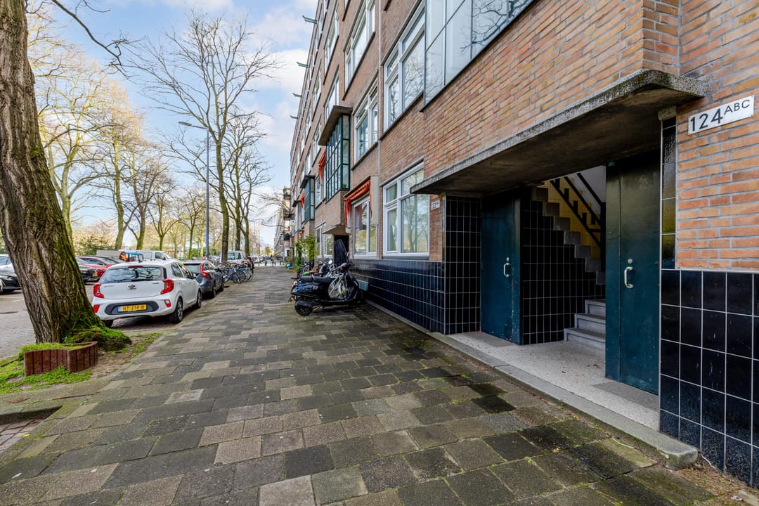 Ground floor apartment with deep garden in popular 1930s neighborhood — 31