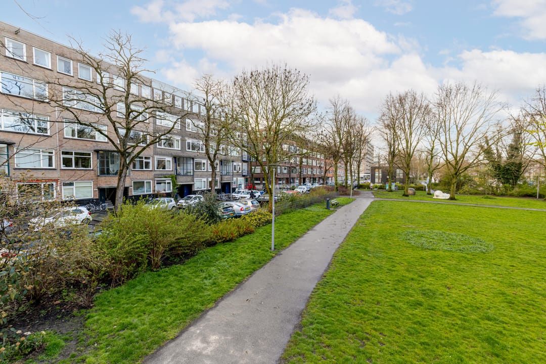 Ground floor apartment with deep garden in popular 1930s neighborhood — 37