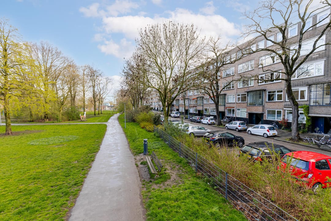 Ground floor apartment with deep garden in popular 1930s neighborhood — 38
