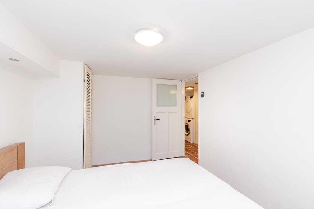 Ground floor apartment with deep garden in popular 1930s neighborhood — 28