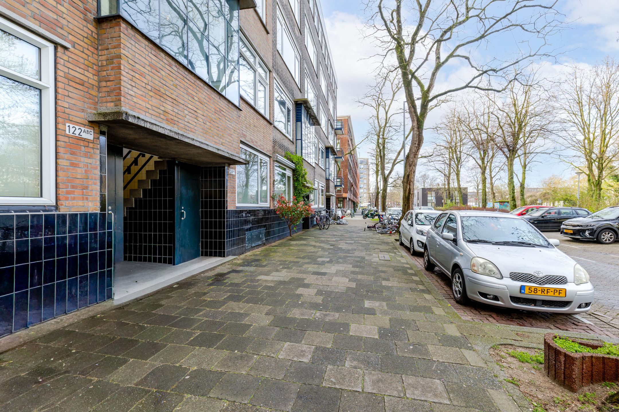 Ground floor apartment with deep garden in popular 1930s neighborhood — 33