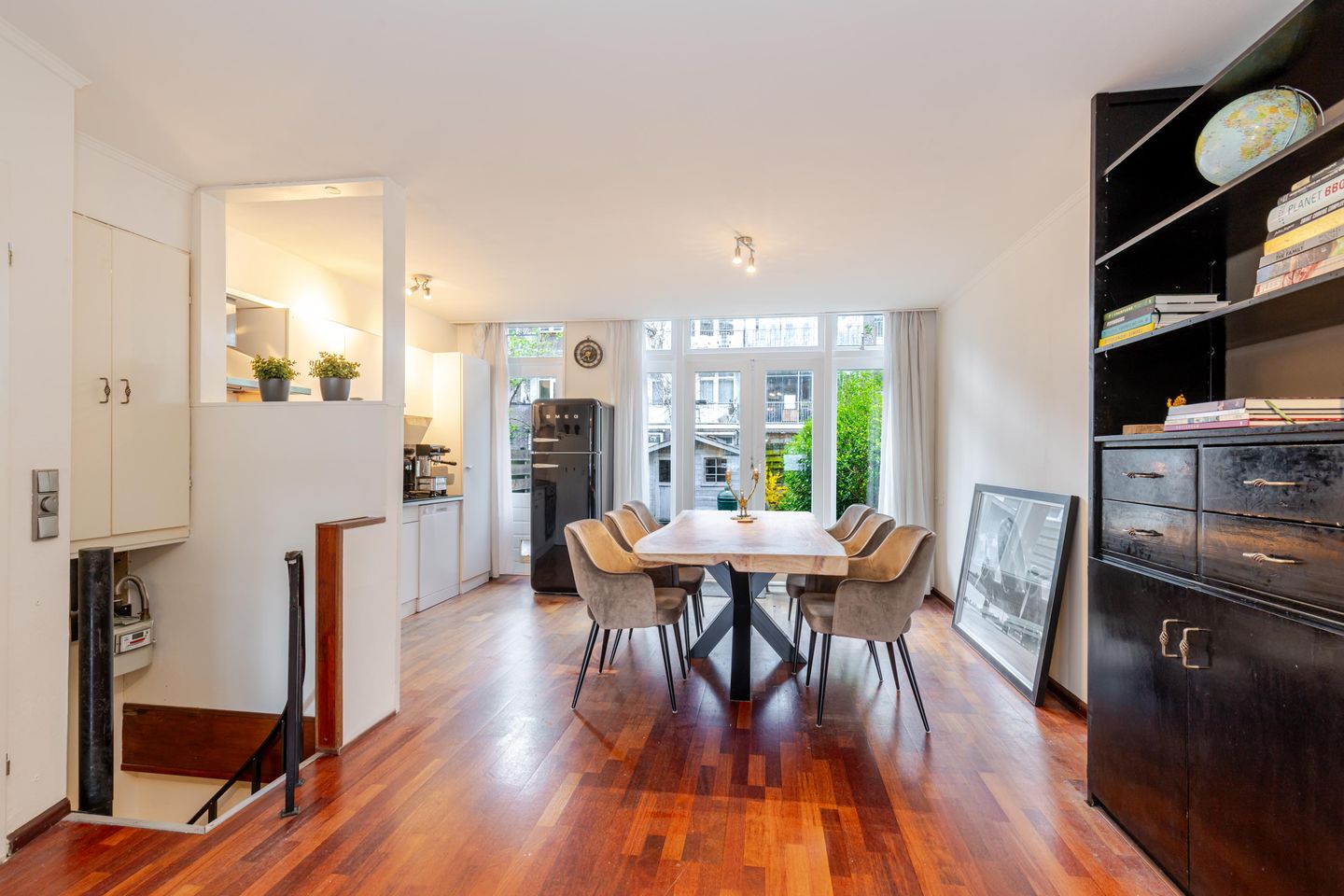Ground floor apartment with deep garden in popular 1930s neighborhood — 25